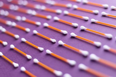 Mor arkaplan üzerinde pamuk topakları.