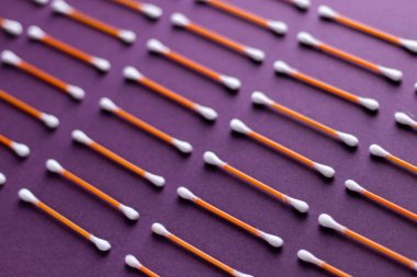 Mor arkaplan üzerinde pamuk topakları.