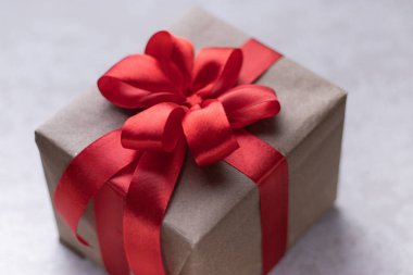 Hediye kutusu izole edilmiş stok resmi.