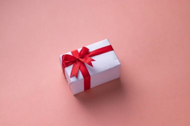 Hediye kutusu izole edilmiş stok resmi.