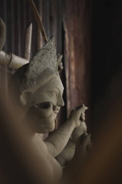 Sanatçı tarafından Durga idolü oluşturuluyor.