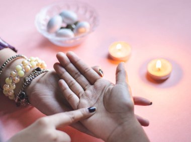 Falcı, eldeki ya da avucundaki satırları okuyarak geleceği söylüyor.. 