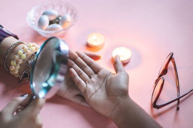 Falcı, eldeki ya da avucundaki satırları okuyarak geleceği söylüyor.. 