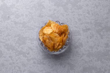 Taze patates cipsi desenli arkaplan görüntüsü.