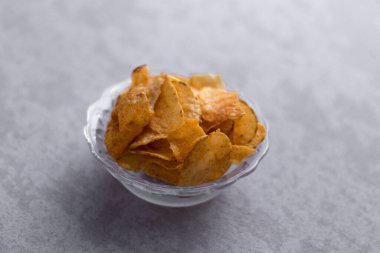 Taze patates cipsi desenli arkaplan görüntüsü.