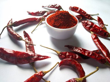 Beyaz arkaplan görünümlü taze kırmızı biber.