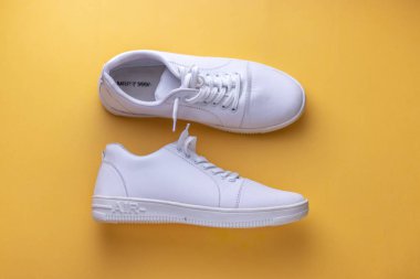 Beyaz Ayakkabılar izole edilmiş stok resimleri.