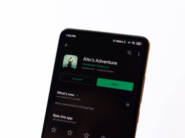 Assam, Hindistan - 11 Ekim 2020: Alto 'nun telefon ekranındaki macera logosu.