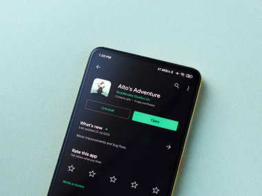 Assam, Hindistan - 11 Ekim 2020: Alto 'nun telefon ekranındaki macera logosu.