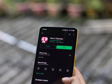 Assam, Hindistan - 11 Ekim 2020: Alto 'nun telefon ekranındaki serüven logosu.