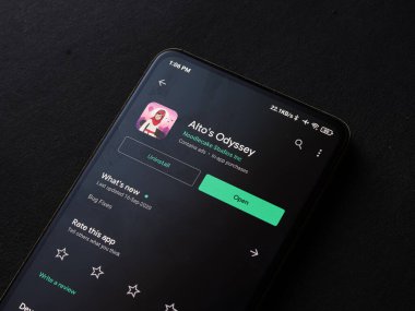 Assam, Hindistan - 11 Ekim 2020: Alto 'nun telefon ekranındaki serüven logosu.