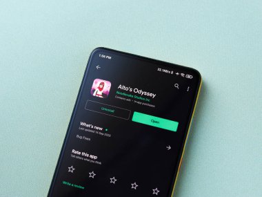Assam, Hindistan - 11 Ekim 2020: Alto 'nun telefon ekranındaki serüven logosu.