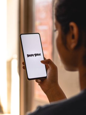 Assam, Hindistan - 11 Ekim 2020: Kızgın Kuşlar telefon ekranında oyun logosu.