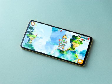 Assam, Hindistan - 11 Ekim 2020: Kızgın Kuşlar telefon ekranında oyun logosu.