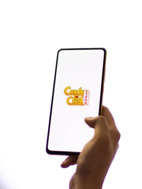 Assam, Hindistan - 11 Ekim 2020: Telefon ekranında Candy Crash logosu.