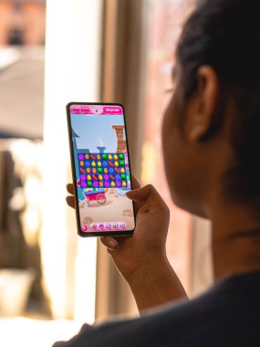 Assam, Hindistan - 11 Ekim 2020: Telefon ekranında Candy Crash logosu.