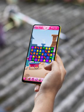 Assam, Hindistan - 11 Ekim 2020: Telefon ekranında Candy Crash logosu.