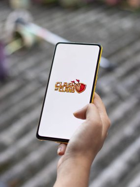 Assam, Hindistan - 11 Ekim 2020: Telefon ekranında Candy Crash logosu.