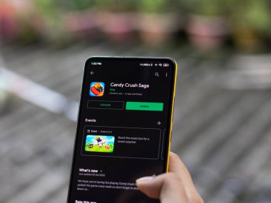 Assam, Hindistan - 11 Ekim 2020: Telefon ekranında Candy Crash logosu.