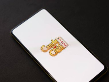 Assam, Hindistan - 11 Ekim 2020: Telefon ekranında Candy Crash logosu.