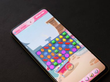 Assam, Hindistan - 11 Ekim 2020: Telefon ekranında Candy Crash logosu.