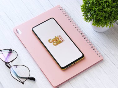 Assam, Hindistan - 11 Ekim 2020: Telefon ekranında Candy Crash logosu.