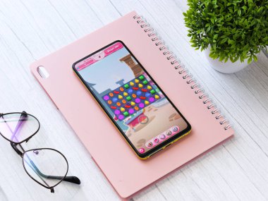 Assam, Hindistan - 11 Ekim 2020: Telefon ekranında Candy Crash logosu.