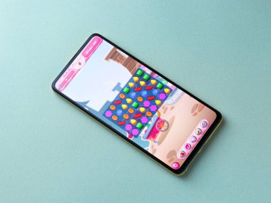 Assam, Hindistan - 11 Ekim 2020: Telefon ekranında Candy Crash logosu.
