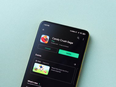 Assam, Hindistan - 11 Ekim 2020: Telefon ekranında Candy Crash logosu.