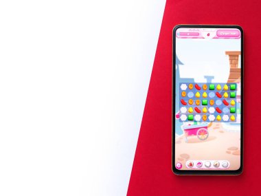 Assam, Hindistan - 11 Ekim 2020: Telefon ekranında Candy Crash logosu.