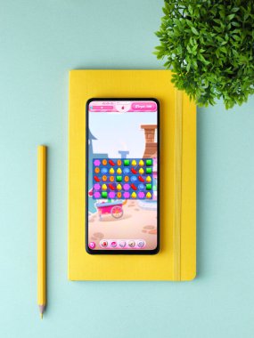 Assam, Hindistan - 11 Ekim 2020: Telefon ekranında Candy Crash logosu.