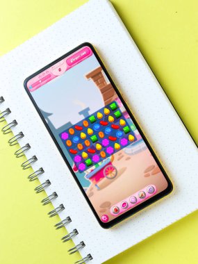 Assam, Hindistan - 11 Ekim 2020: Telefon ekranında Candy Crash logosu.