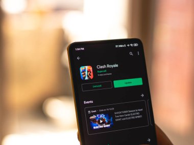 Assam, Hindistan - 11 Ekim 2020: Telefon ekranında Clash Royale logosu.
