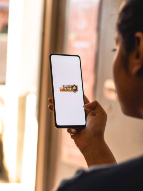 Assam, Hindistan - 11 Ekim 2020: Telefon ekranında Clash Royale logosu.