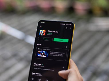 Assam, Hindistan - 11 Ekim 2020: Telefon ekranında Clash Royale logosu.