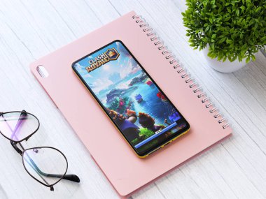 Assam, Hindistan - 11 Ekim 2020: Telefon ekranında Clash Royale logosu.