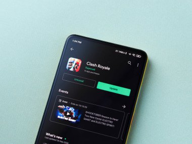Assam, Hindistan - 11 Ekim 2020: Telefon ekranında Clash Royale logosu.