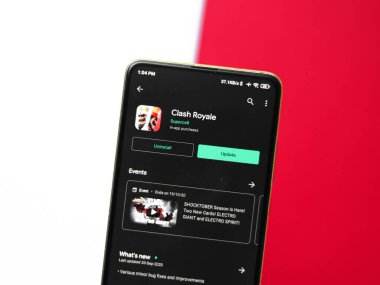 Assam, Hindistan - 11 Ekim 2020: Telefon ekranında Clash Royale logosu.
