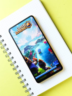 Assam, Hindistan - 11 Ekim 2020: Telefon ekranında Clash Royale logosu.
