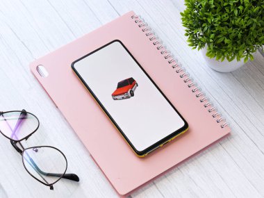 Assam, Hindistan - 11 Ekim 2020: Dr sürücü logosu telefon ekranı görüntüsü.