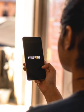 Assam, Hindistan - 11 Ekim 2020: Telefon ekranında ücretsiz ateş logosu.