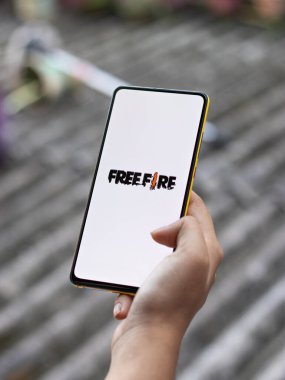 Assam, Hindistan - 11 Ekim 2020: Telefon ekranında ücretsiz ateş logosu.