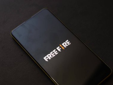 Assam, Hindistan - 11 Ekim 2020: Telefon ekranında ücretsiz ateş logosu.