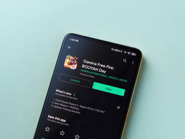 Assam, Hindistan - 11 Ekim 2020: Telefon ekranında ücretsiz ateş logosu.