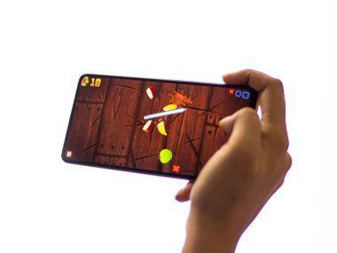 Assam, Hindistan - 11 Ekim 2020: Telefon ekranında ninja logosu.