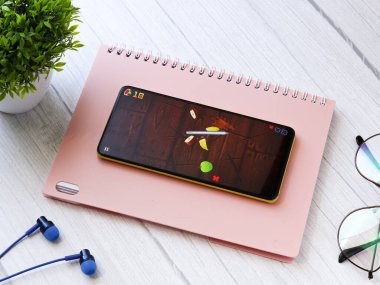 Assam, Hindistan - 11 Ekim 2020: Telefon ekranında ninja logosu.