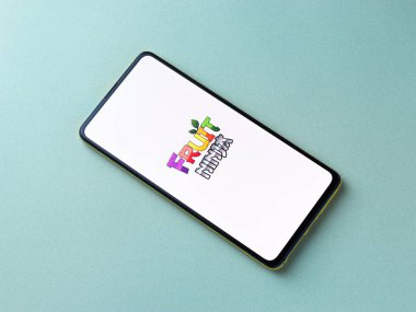 Assam, Hindistan - 11 Ekim 2020: Telefon ekranında ninja logosu.