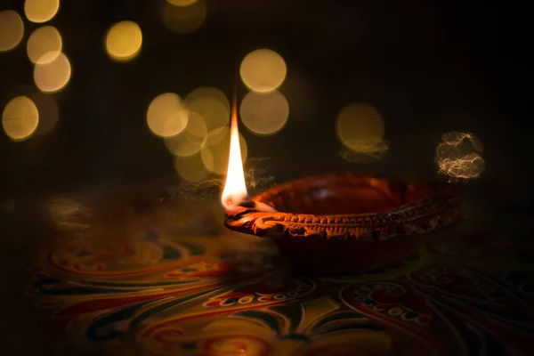 Clay Diya Sau Lampă Rangoli Imagine Stoc — Fotografie, imagine de stoc