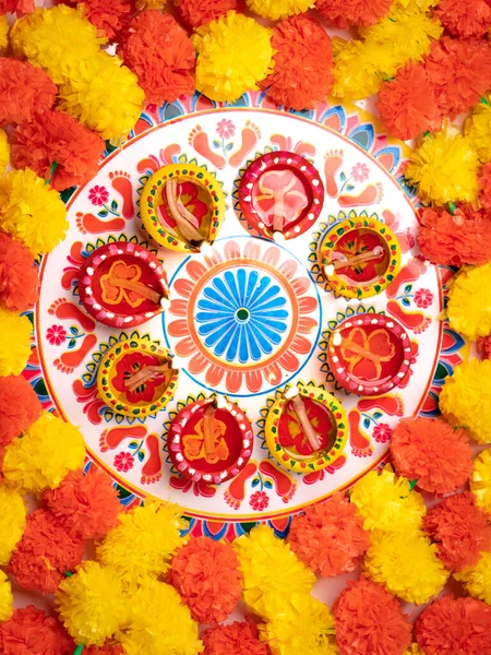 Rangoli stok görüntülü kil Diya veya lamba.