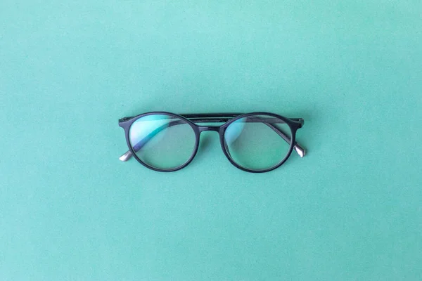 Gözlük Mavi Arkaplan Ile Stok Görüntü — Stok fotoğraf